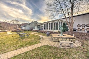 A building with a covered patio area, outdoor seating, and a statue. - Spacious Faber Home w/ Yard, Steps to Winery! (Faber)