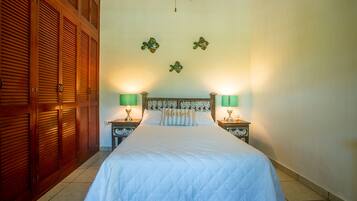 3 habitaciones, escritorio, tabla de planchar con plancha y wifi gratis