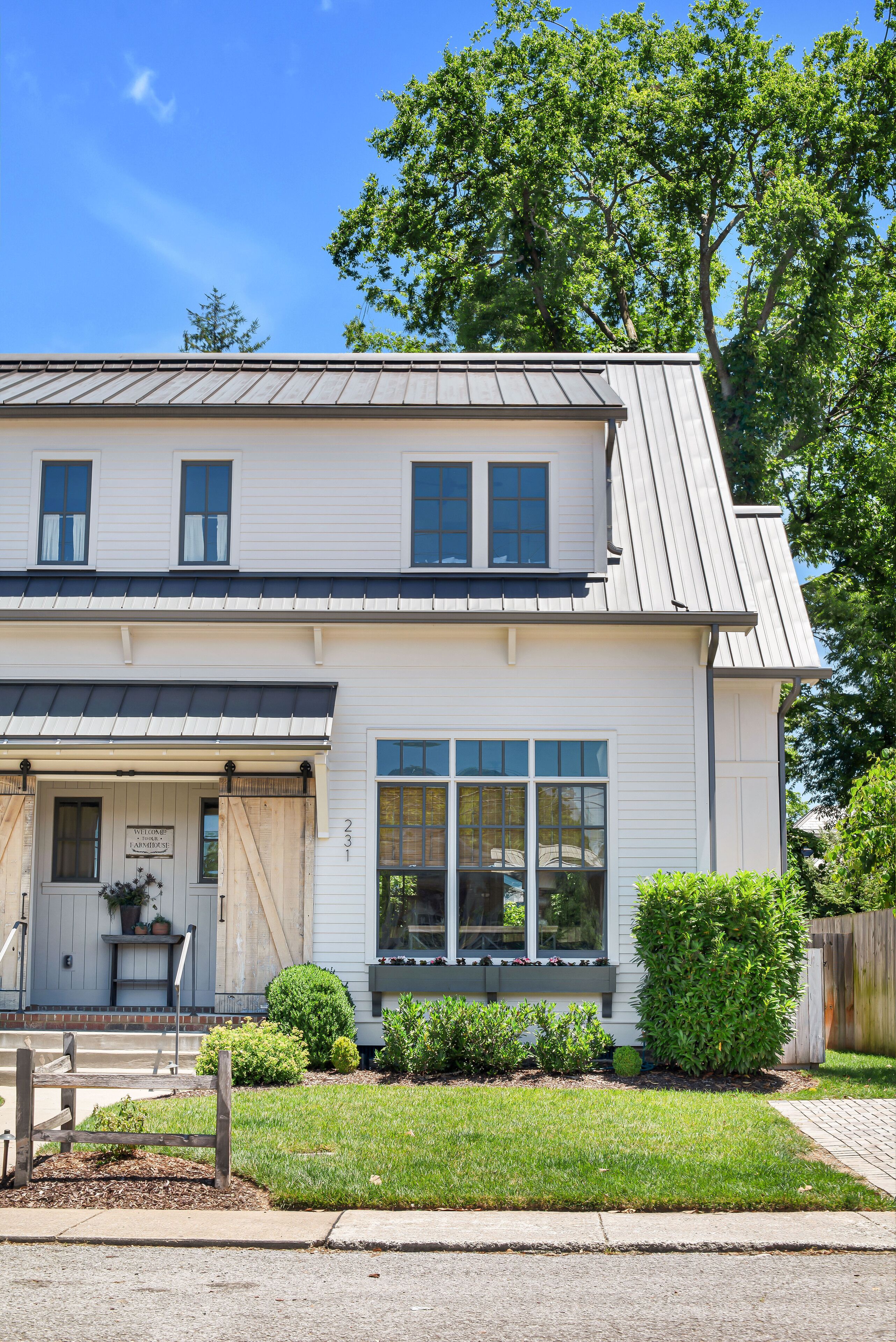 NEW Franklin Farmhouse in heart of downtown! Steps from shops & restaurants!