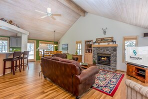 Älytelevisio, takka, DVD-soitin, pöytätennispöytä