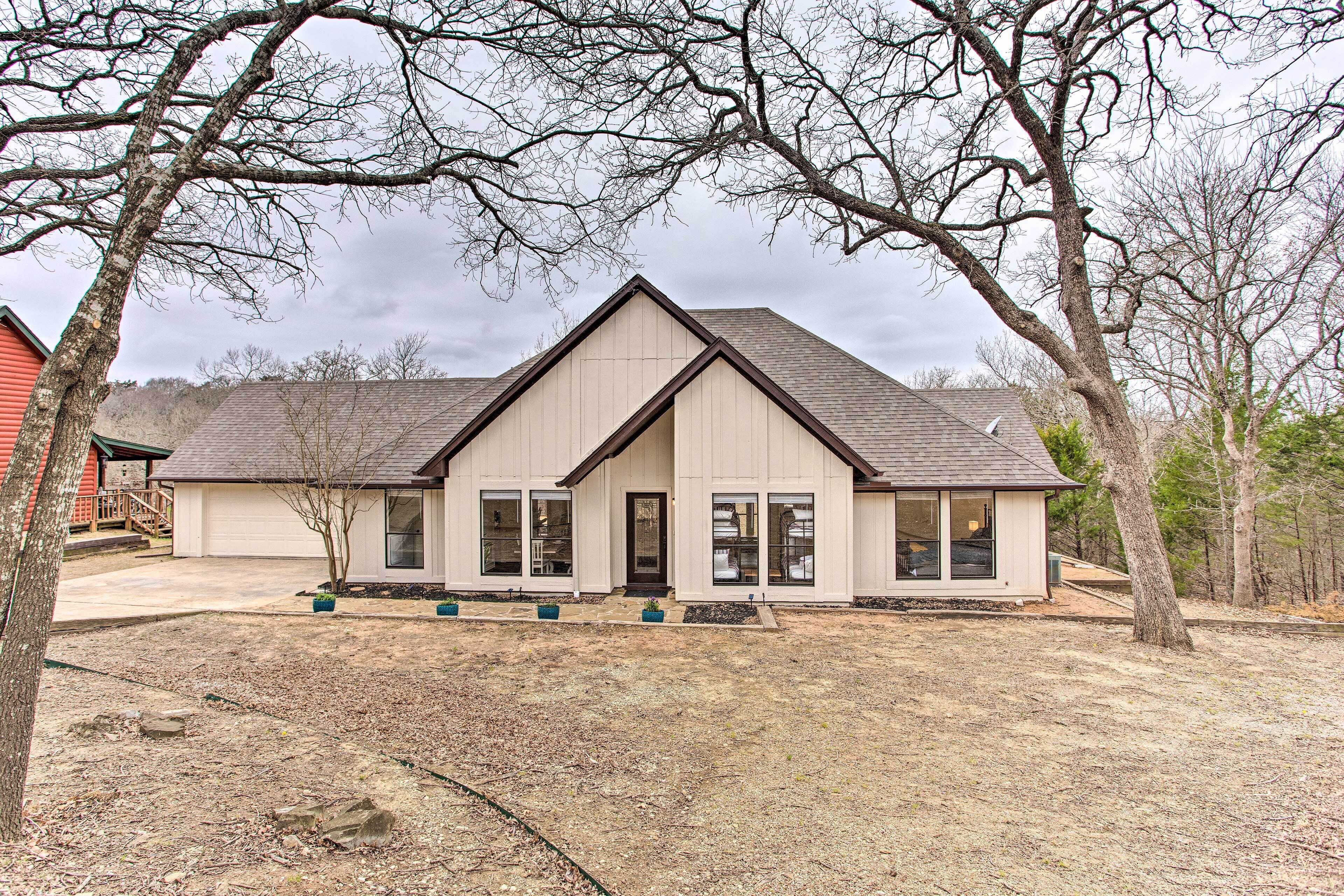 Lake Texoma Retreat w/ Deck < 1 Mi to Marina!
