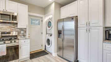 Fridge, microwave, stovetop, dishwasher