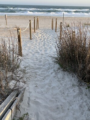 Playa en los alrededores, camastros y toallas de playa