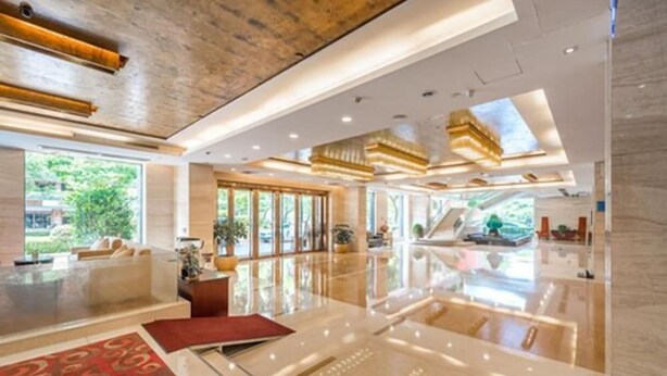 A spacious lobby with a polished floor, large windows, and a seating area with a red carpet. - Pasonda Hotel Foshan (Foshan)