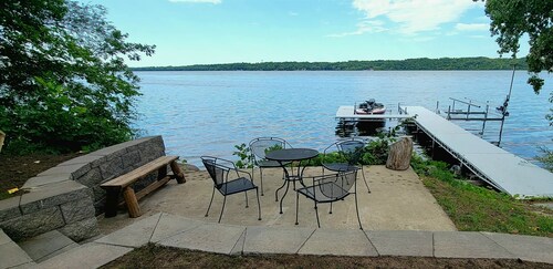 Renovated Lake Home Sunset Oasis close to downtown on Big Stone