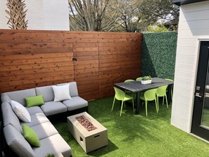 Outdoor dining - Spotless Modern Townhouse, Bike to Beach and Shem! (Mount Pleasant)