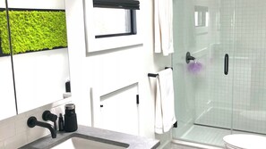 Ensemble douche/baignoire, serviettes fournies