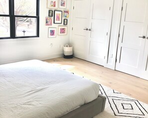 3 bedrooms, desk, WiFi, bed sheets