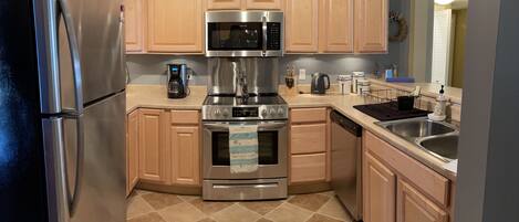 ثلاجة، ميكروويف، فرن، موقد طهي مسطح