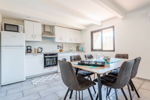 Fridge, microwave, oven, stovetop - Lovely, quiet house in the countryside close to many beaches (Serra-di-Ferro)