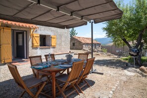 Outdoor dining - Lovely, quiet house in the countryside close to many beaches (Serra-di-Ferro)