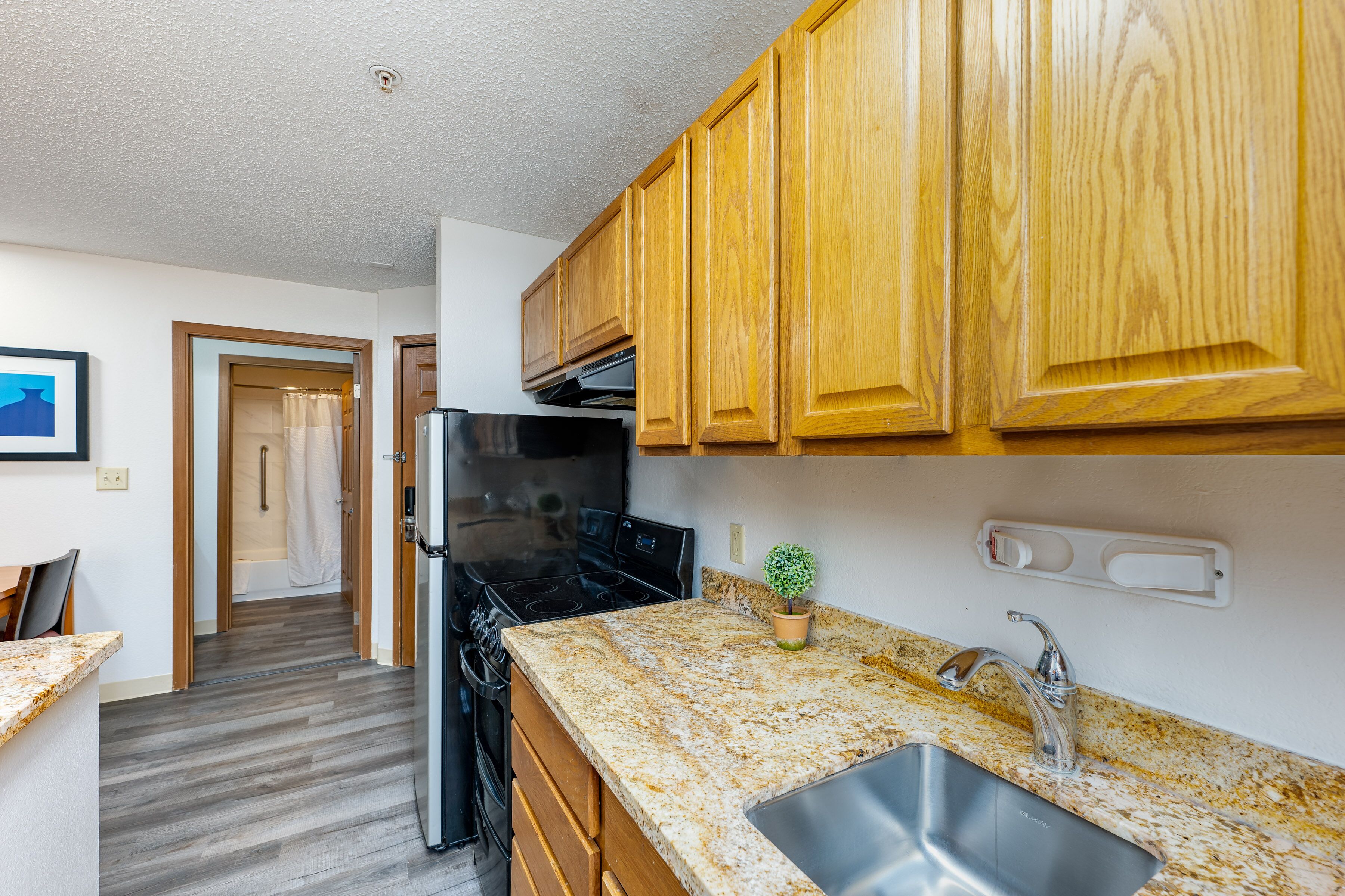 Réfrigérateur, micro-ondes, plaque de cuisson, lave-vaisselle