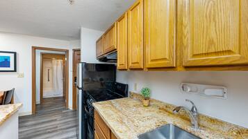 Réfrigérateur, micro-ondes, plaque de cuisson, lave-vaisselle