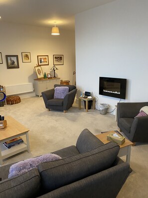 Smart TV, books - Luxury Apartment in Graylingwell, Chichester (Chichester)