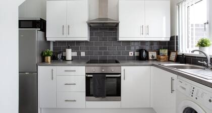 Refurbished Belfast Home, 10 mins from centre with parking!