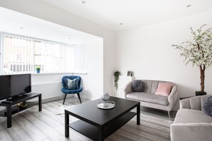 Living area - Refurbished Belfast Home, 10 mins from centre with parking! (Belfast)