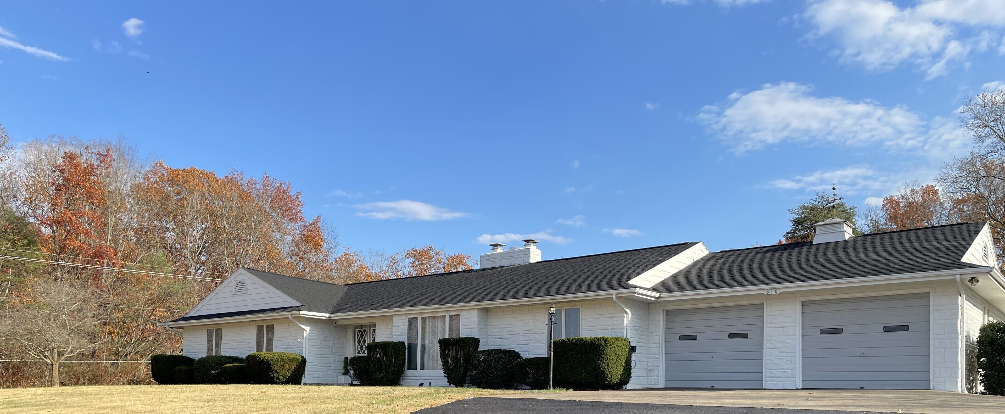 Vintage Charm With Modern Amenities With Mountain Views