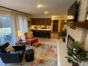 Smart-TV, Kamin, Bücher