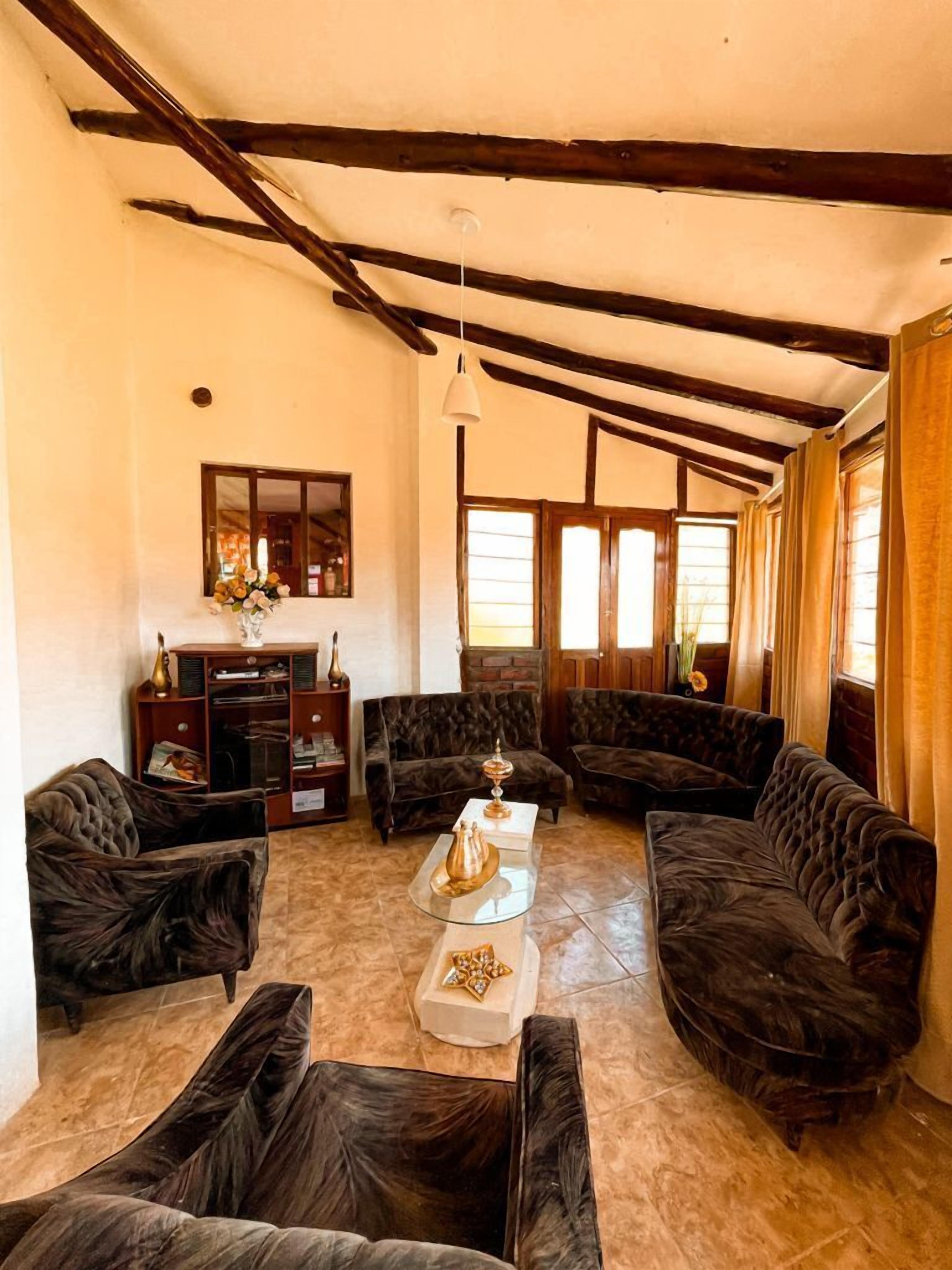 Smart TV, fireplace, books, music library