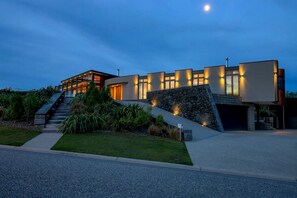 Exterior - Mt Gold Retreat | Spa pool | Tennis Court | 4 bed (Wanaka)