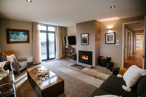 Smart TV, fireplace, stereo