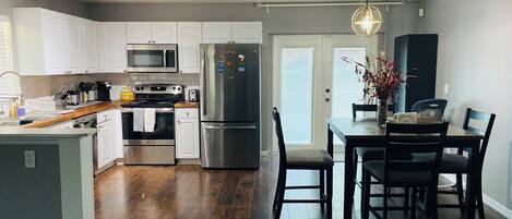 Kylskåp, mikrovågsugn, ugn och spishäll