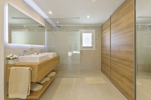 Douche, sèche-cheveux, bidet, serviettes fournies