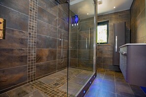 Bathtub, eco-friendly toiletries, hair dryer, bidet - 3BR Waterfront Lodge w/ Hot Tub & Sauna – Sleeps 6, Parking (Truro)