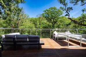 Outdoor dining - 3BR Waterfront Lodge w/ Hot Tub & Sauna – Sleeps 6, Parking (Truro)