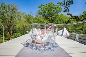 Outdoor dining - 3BR Waterfront Lodge w/ Hot Tub & Sauna – Sleeps 6, Parking (Truro)