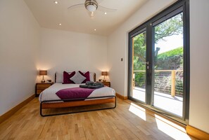 3 bedrooms, iron/ironing board, free WiFi, bed sheets - 3BR Waterfront Lodge w/ Hot Tub & Sauna – Sleeps 6, Parking (Truro)
