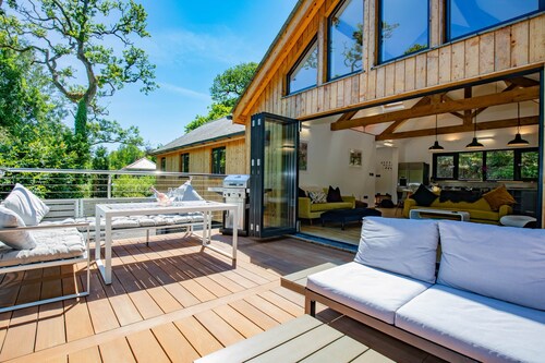 3BR Waterfront Lodge w/ Hot Tub & Sauna – Sleeps 6, Parking