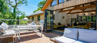 3BR Waterfront Lodge w/ Hot Tub & Sauna – Sleeps 6, Parking