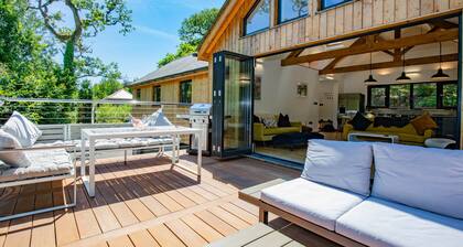 3BR Waterfront Lodge w/ Hot Tub & Sauna â Sleeps 6, Parking
