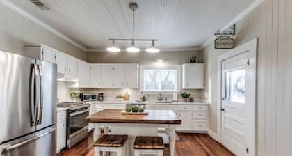 Boerne Bungalow off Main St in Downtown Boerne
