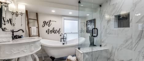 Badewanne, Haartrockner, Handtücher, Seife