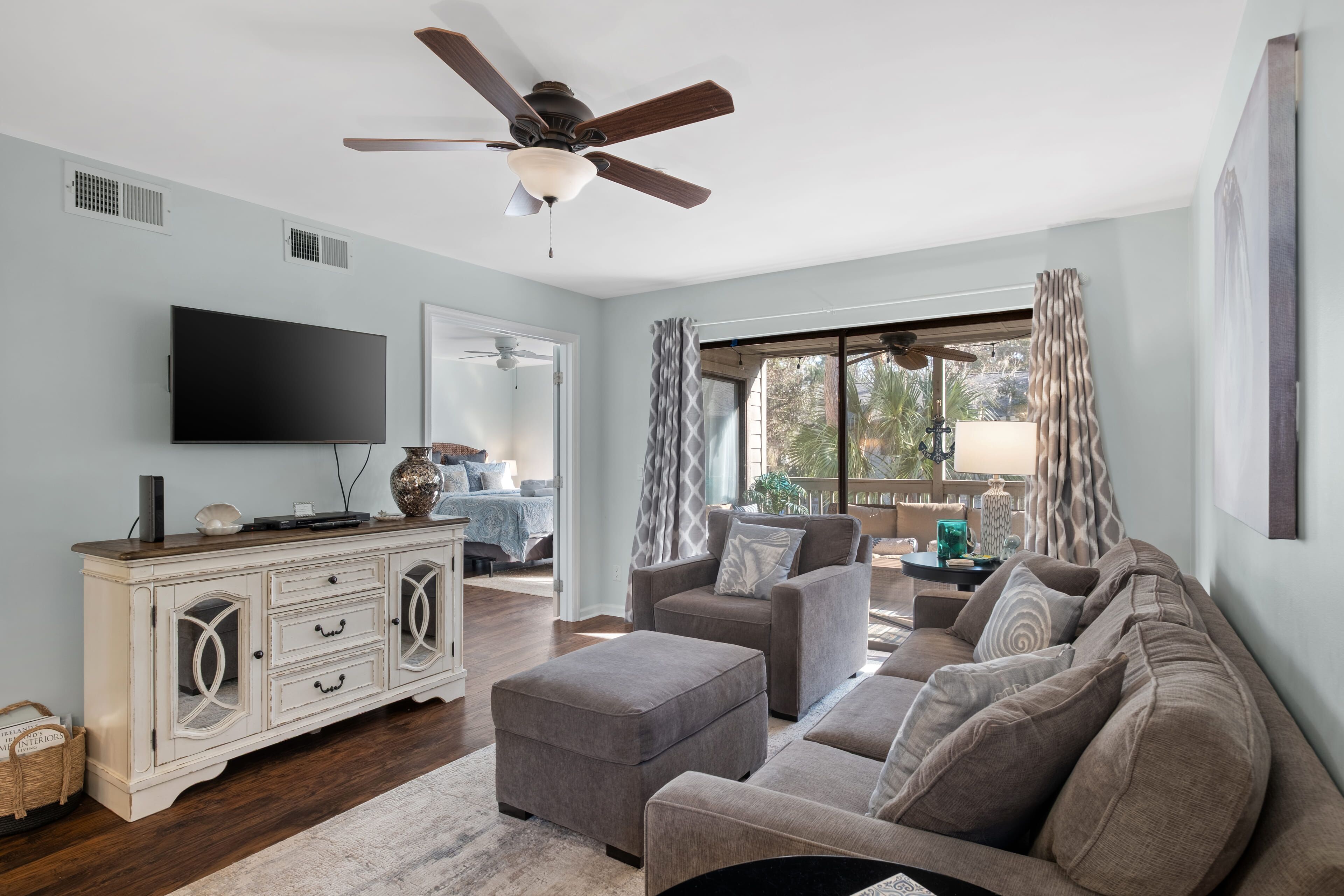 Een smart-tv, een dvd-speler, boeken en streamingdiensten