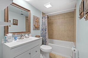 Bañera con ducha, secador de pelo, toallas, jabón