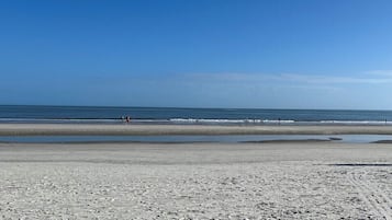 Beach nearby, sun loungers, beach towels