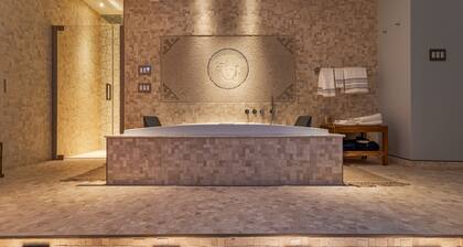 Private Luxury Pool & Spa Retreat – Great Location