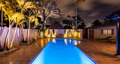 Private Luxury Pool & Spa Retreat – Great Location