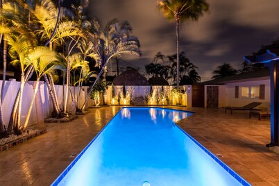 Private Luxury Pool & Spa Retreat – Great Location