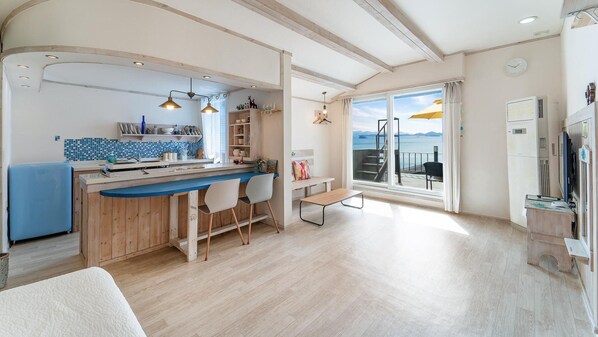 Basic Room, 1 Bedroom (Dalbit2gram) | 1 bedroom, free WiFi - Namhae Dalbit 2gram (Namhae)