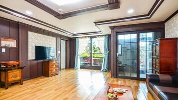 Basic Room, 1 Bedroom (Ligthyellow) | 1 bedroom, free WiFi