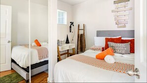 Una camera da letto con due letti, una scrivania e una scala.