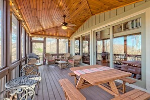 Outdoor dining - Ultra Peaceful Retreat! Large Cabin, 2 Masters on Main, Games & Lake! (Ellijay)