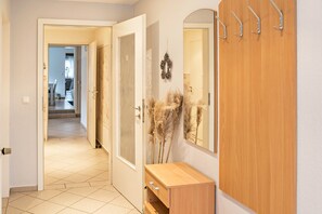 Interior - Apartment "Llojan" Close to the North Sea with Wi-Fi, Shared Terrace & Garden (Wiesmoor)