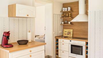 KĂŒhlschrank, Mikrowelle, Ofen, Herdplatte