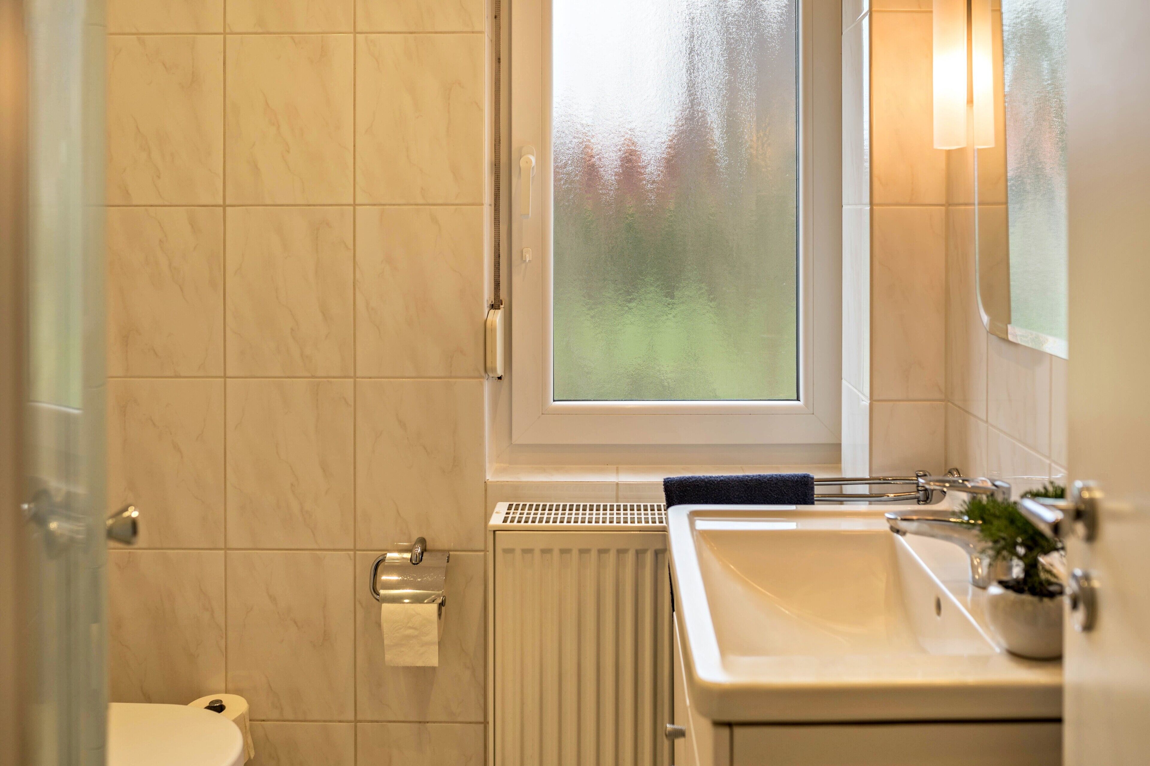 Baignoire, sèche-cheveux, serviettes fournies