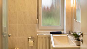 Baignoire, sĂšche-cheveux, serviettes fournies